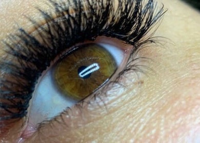 Ciglia volumizzate presso Diambra Beauty a Modena, Emilia-romagna, IT, che evidenziano uno sguardo intenso.