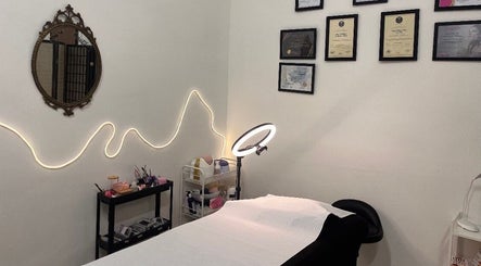 Interno elegante di Diambra Beauty, Modena, Emilia-romagna, IT con specchio, luci LED e attestati.