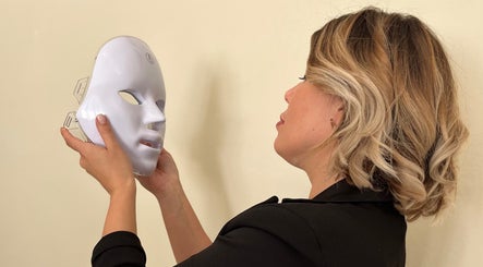 Specialista Diambra Beauty Modena esamina maschera LED per trattamenti viso.