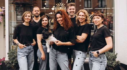 Het team van Yanina Zhuk Beautybar poseert voor de salon in Haarlem, Noord-holland, NL.