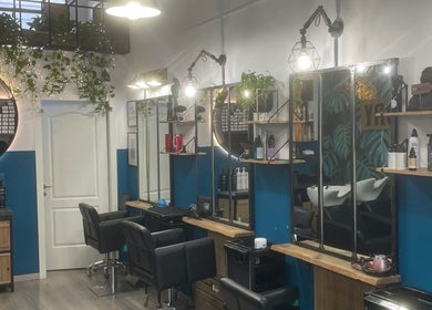 Interno moderno di Hair Factory a Roma, Lazio, IT con postazioni eleganti e prodotti professionali.