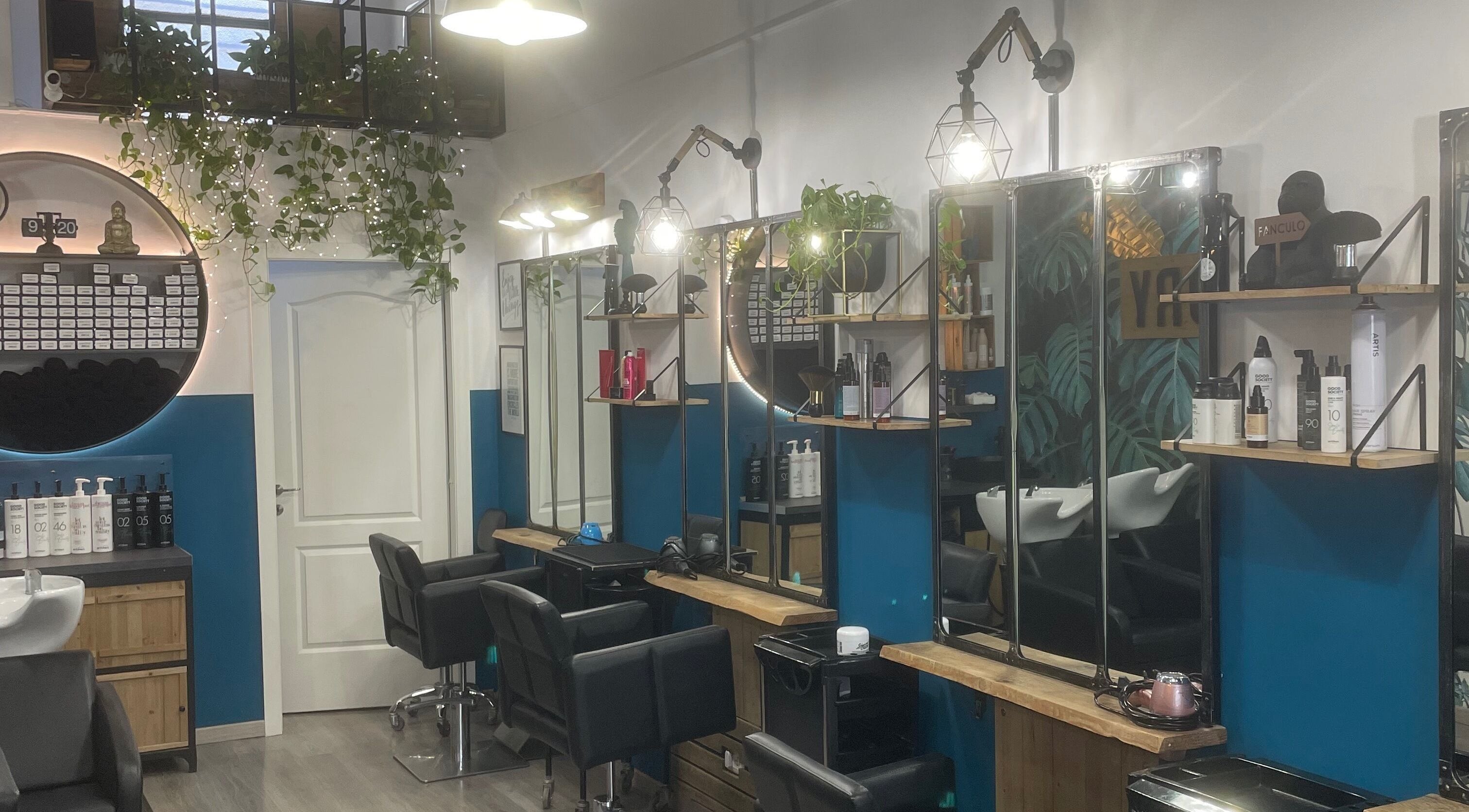 Interno moderno di Hair Factory a Roma, Lazio, IT con postazioni eleganti e prodotti professionali.