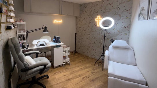 Mai Nails and Lash Studio