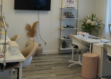 Chic nail salon interior at Shahz Nailz & Foot Clinique, Pointe-Claire, Québec, CA with modern decor and workstations.