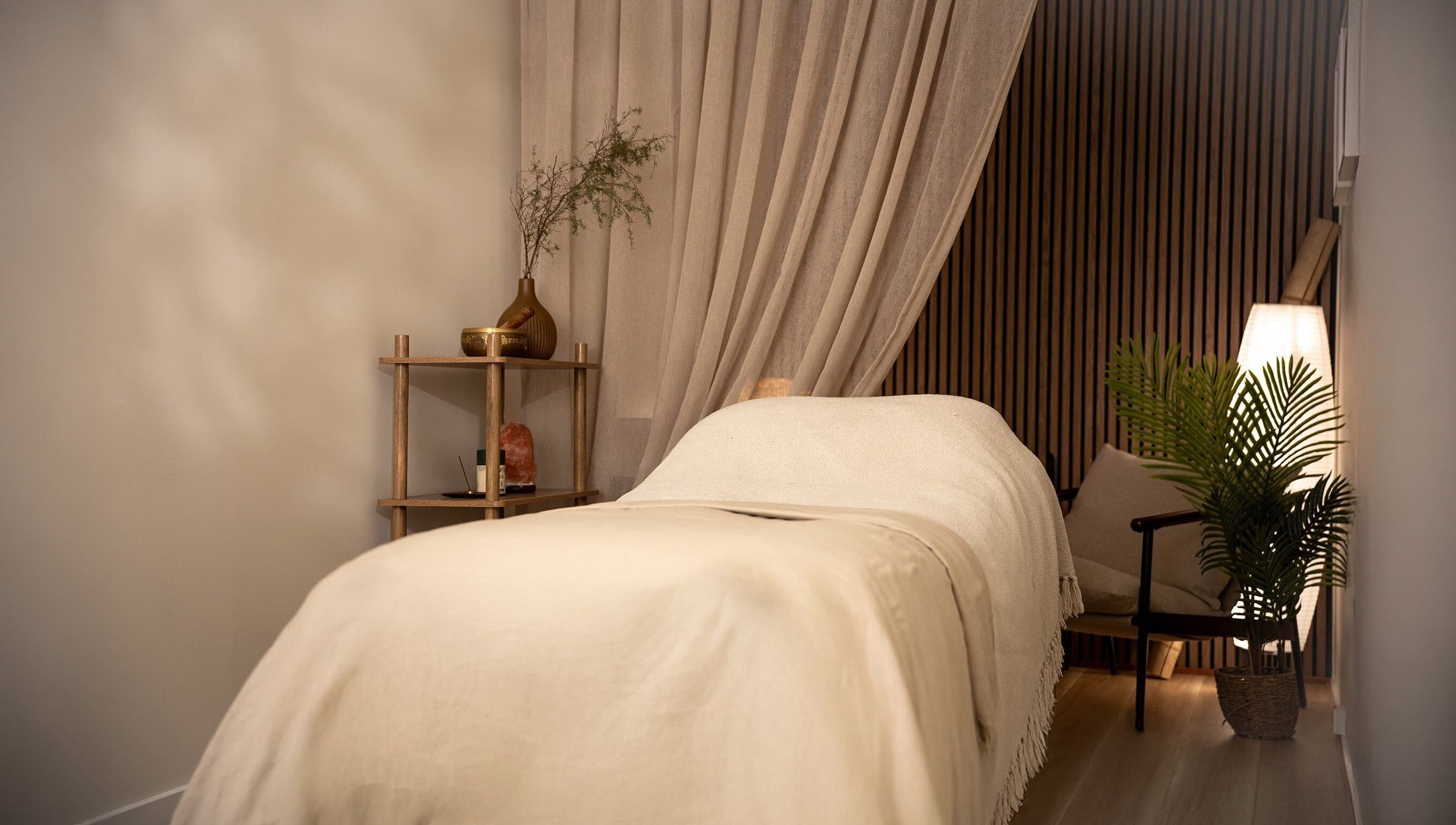 Relaxing treatment room at En Beauty lash and Japanese Face Lift, Auckland, NZ with soft lighting and decor.