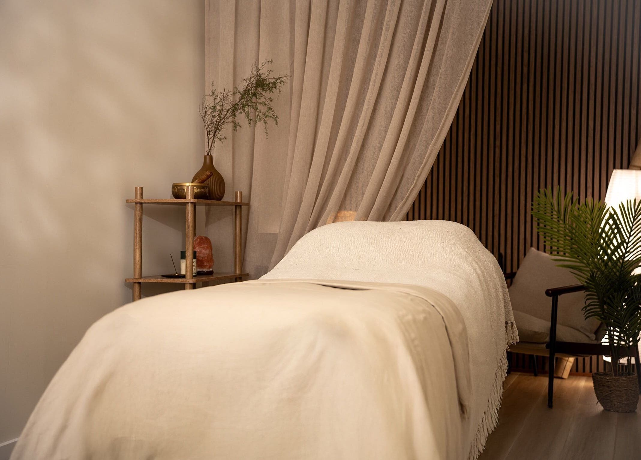 Relaxing treatment room at En Beauty lash and Japanese Face Lift, Auckland, NZ with soft lighting and decor.