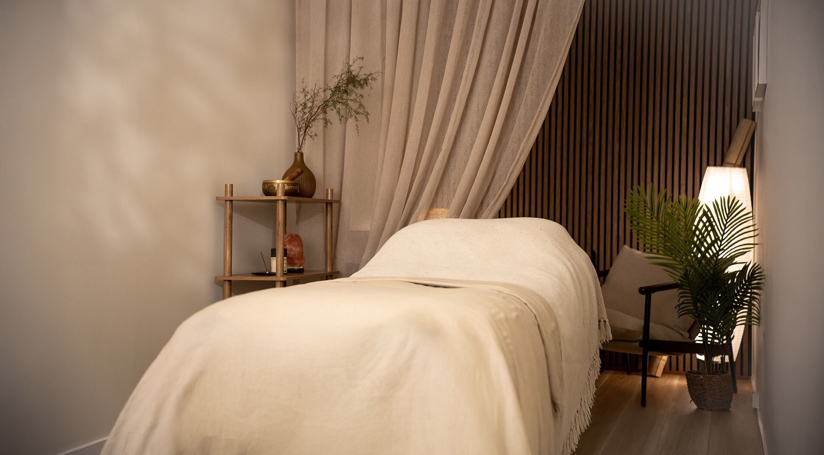 Relaxing treatment room at En Beauty lash and Japanese Face Lift, Auckland, NZ with soft lighting and decor.