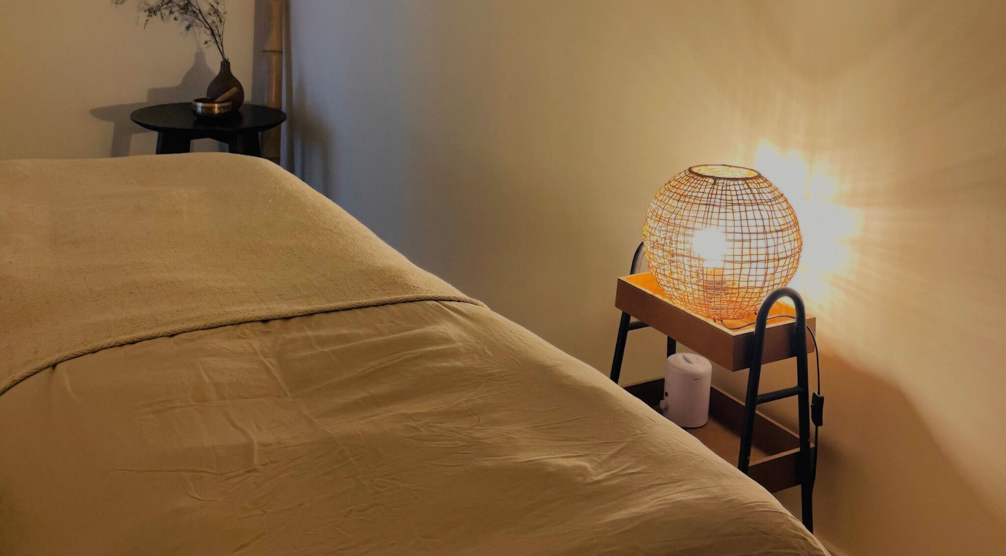 Tranquil therapy room at En Beauty lash and Japanese Face Lift in Auckland, NZ with soft lighting and cozy decor.