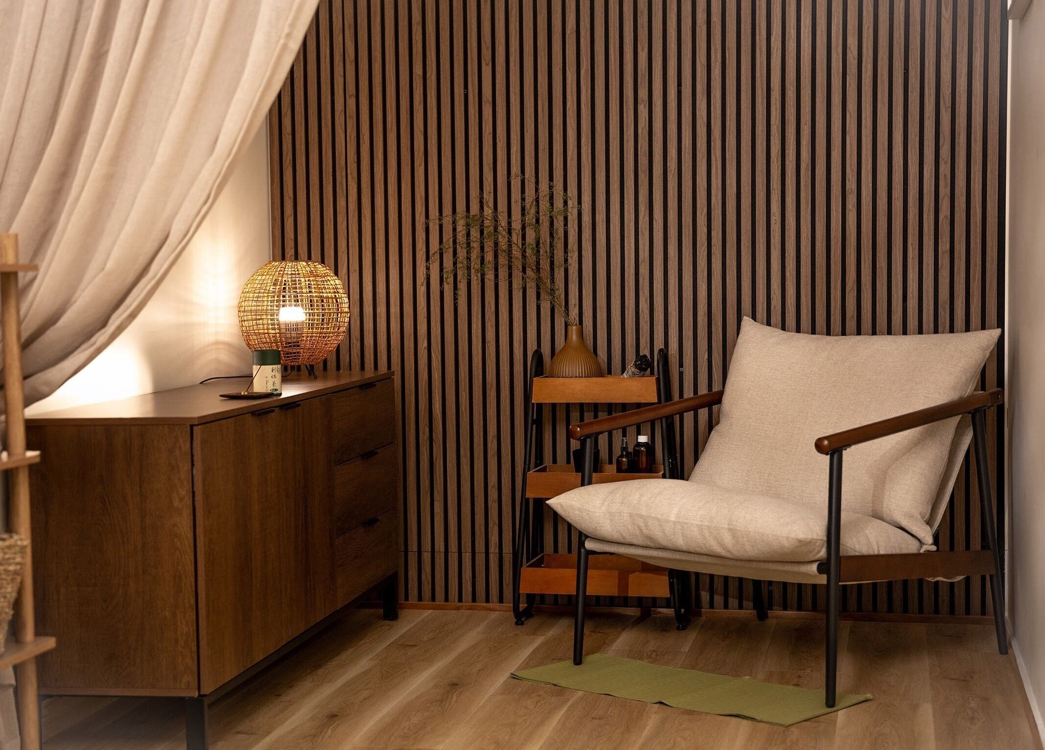 Cozy relaxation corner at En Beauty lash and Japanese Face Lift, Auckland, Auckland, NZ with warm lighting.