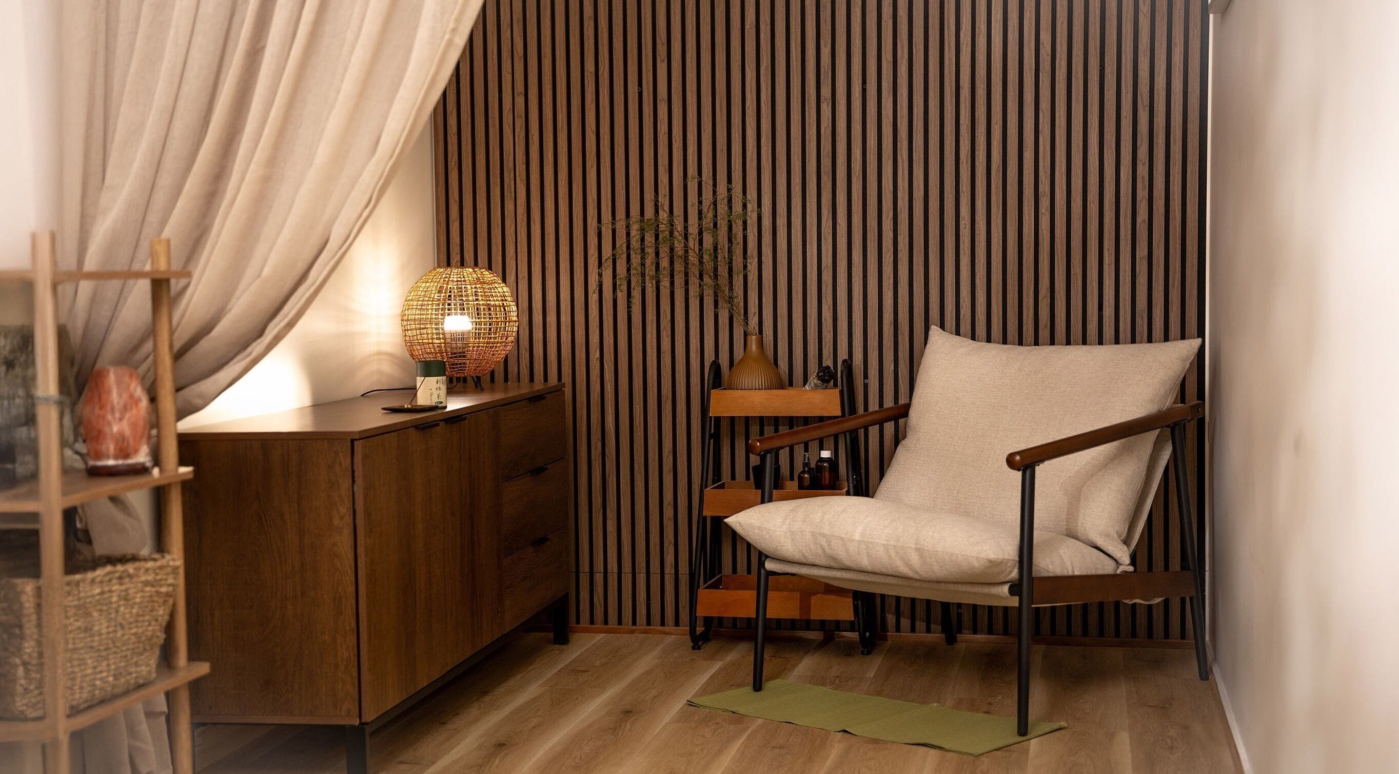 Cozy relaxation corner at En Beauty lash and Japanese Face Lift, Auckland, Auckland, NZ with warm lighting.