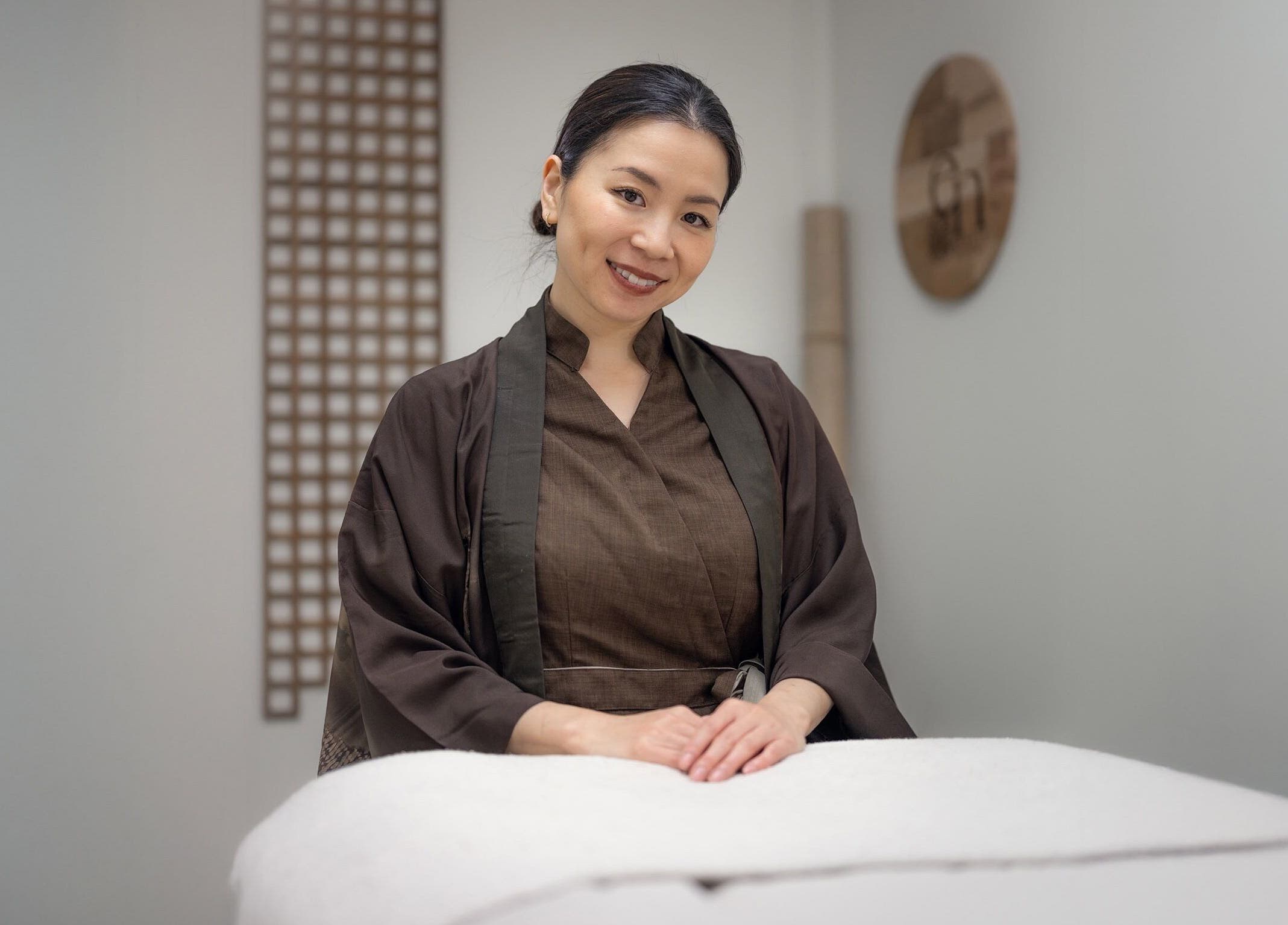 Therapist at En Beauty lash and Japanese Face Lift in Auckland, NZ, ready for a soothing facial.