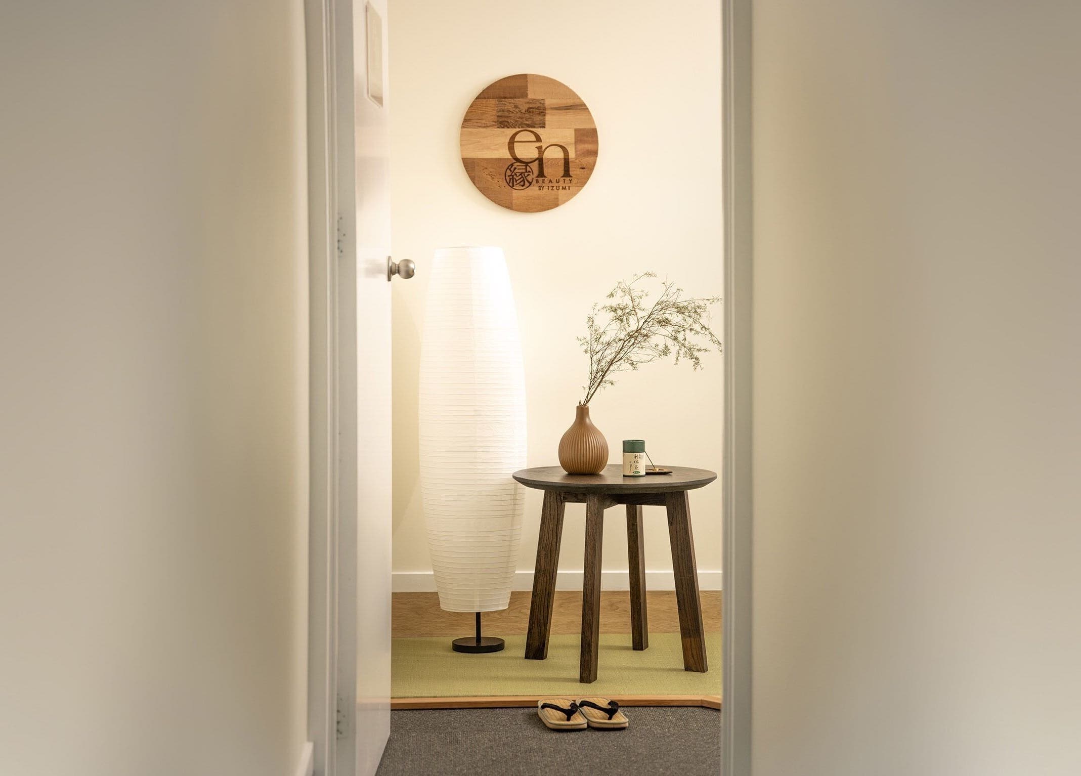 Tranquil interior of En Beauty lash and Japanese Face Lift, Auckland, NZ with table and decor.