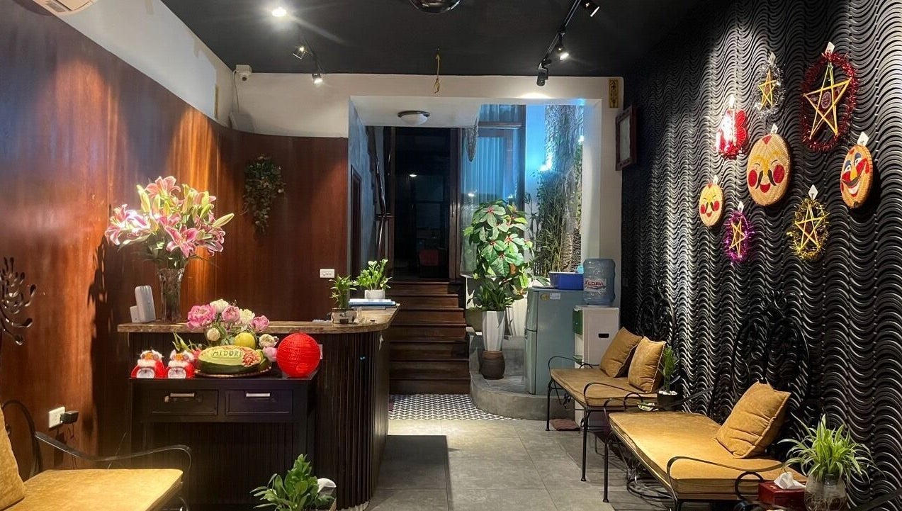 Inviting entrance at Midori Spa Hanoi featuring elegant decor and cozy seating, located in Hà Nội, Hà Nội, VN.