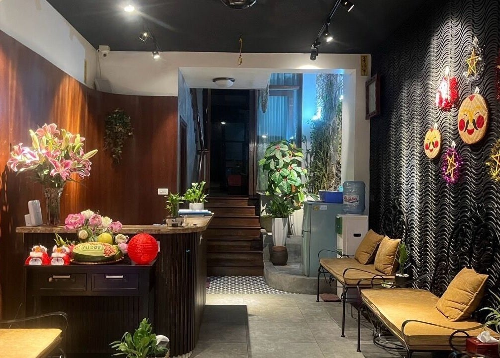 Inviting entrance at Midori Spa Hanoi featuring elegant decor and cozy seating, located in Hà Nội, Hà Nội, VN.