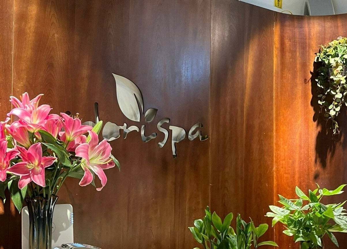 Elegant entrance decor with vibrant pink flowers at Midori Spa Hanoi, Hà Nội, Hà Nội, VN.