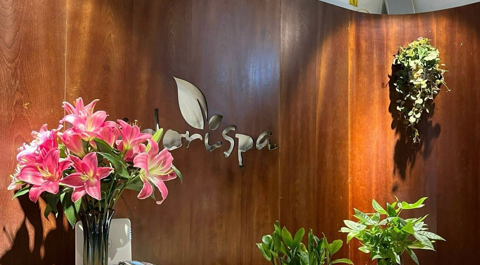 Elegant entrance decor with vibrant pink flowers at Midori Spa Hanoi, Hà Nội, Hà Nội, VN.