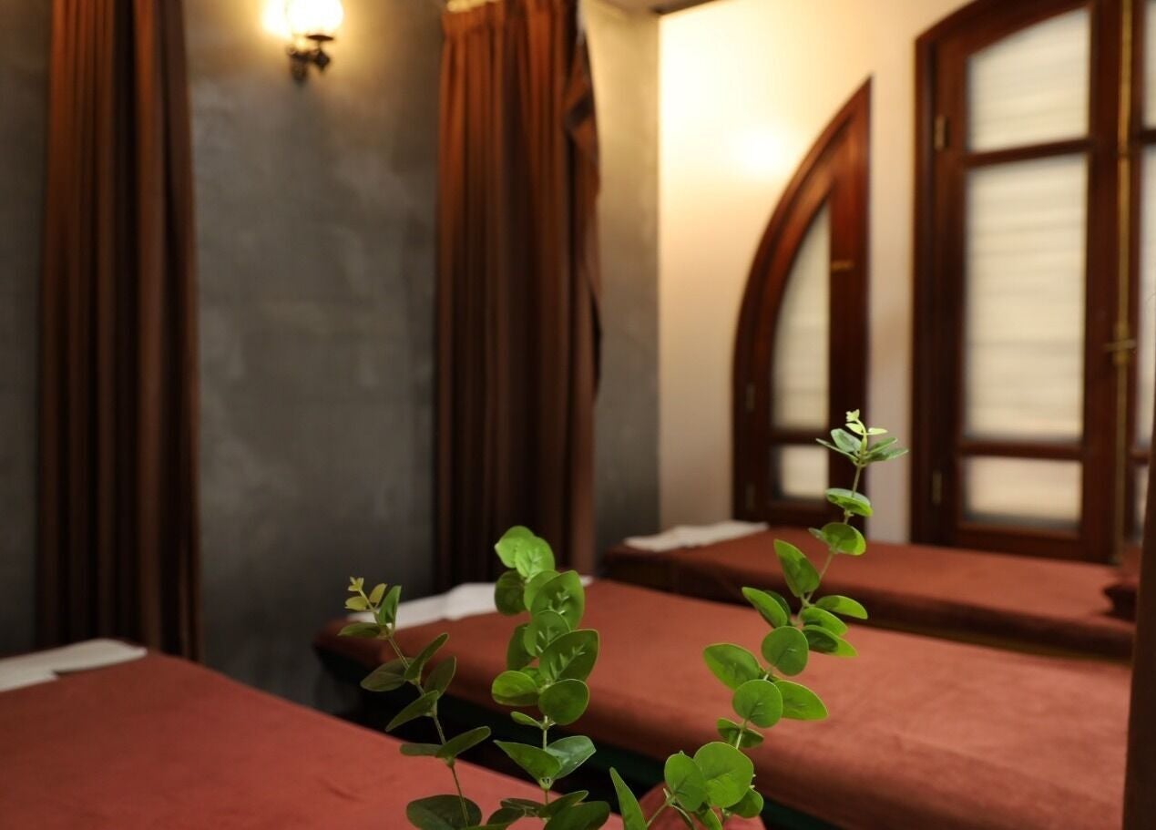 Tranquil massage room at Midori Spa Hanoi, featuring soothing decor and lush greenery. Hà Nội, Hà Nội, VN.