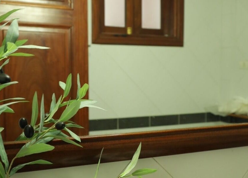Elegant mirror with leafy decor at Midori Spa Hanoi, Hà Nội, Hà Nội, VN, enhancing calm ambiance.