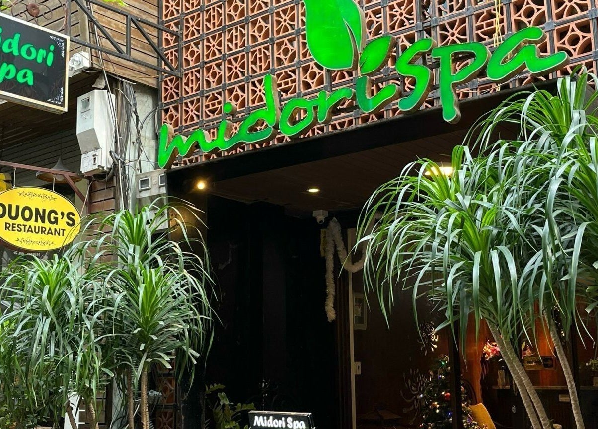 Entrance of Midori Spa Hanoi with lush greenery, located in Hà Nội, Hà Nội, VN.