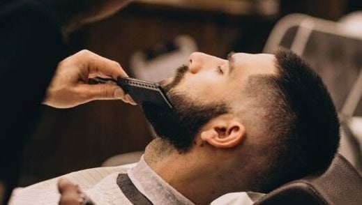 Expert beard trimming at Glowing Gents Salon and Spa, دبي, دبي, AE, offering top-notch grooming services.