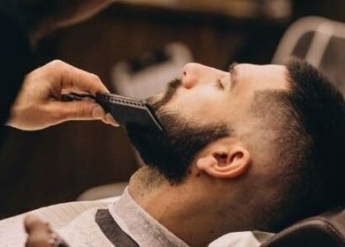 Expert beard trimming at Glowing Gents Salon and Spa, دبي, دبي, AE, offering top-notch grooming services.