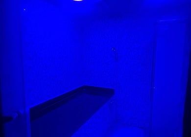 Relaxing blue-lit room at Glowing Gents Salon and Spa in دبي, دبي, AE enhancing tranquility and wellness.