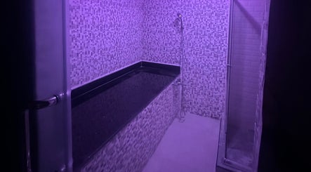 Luxurious spa room with mosaic tiles at Glowing Gents Salon and Spa, دبي, دبي, AE.