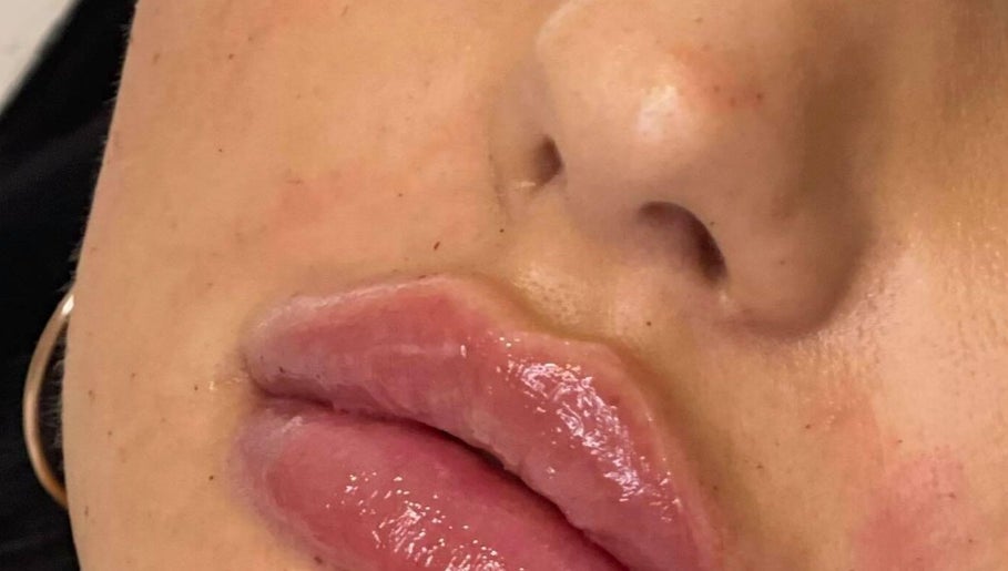 Blizgūs lūpų dažai KK BEAUTY GROUP, Dagenham, England, GB sustiprina natūralų grožį.