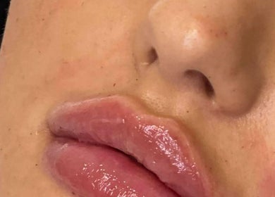 Blizgūs lūpų dažai KK BEAUTY GROUP, Dagenham, England, GB sustiprina natūralų grožį.