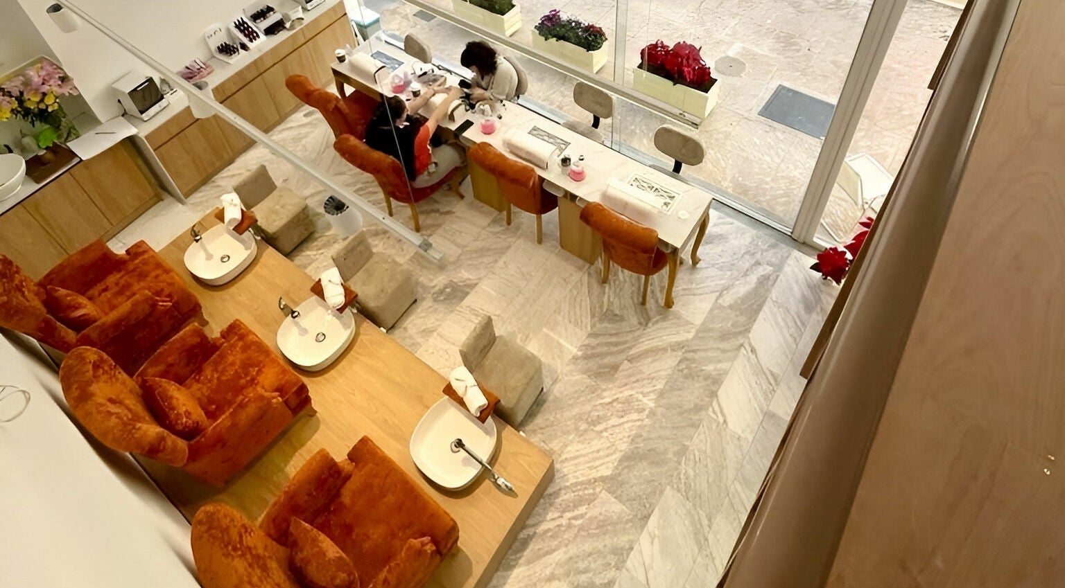 Πολυτελής ατμόσφαιρα στο Phoenix Nail Club, Βούλα, GR με άνετες καρέκλες και κομψό περιβάλλον.