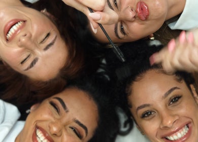 Grupo diverso de amigos sorrindo em C'alma Clinic & Academy, Montijo, Setúbal, PT.