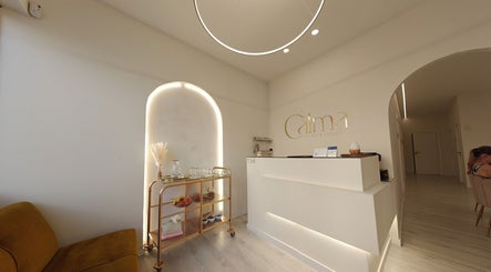 Receção acolhedora da C'alma Clinic & Academy em Montijo, Setúbal, PT, com decoração moderna e luminosa.