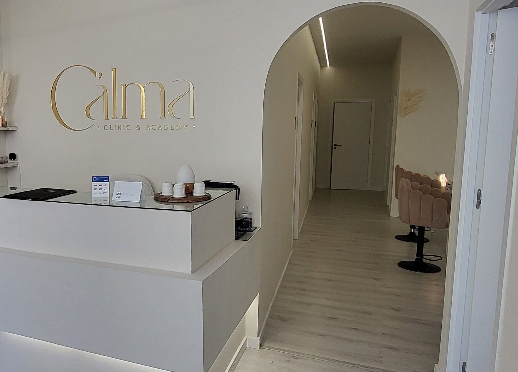 Receção elegante da C'alma Clinic & Academy em Montijo, Setúbal, PT, com design minimalista e acolhedor.