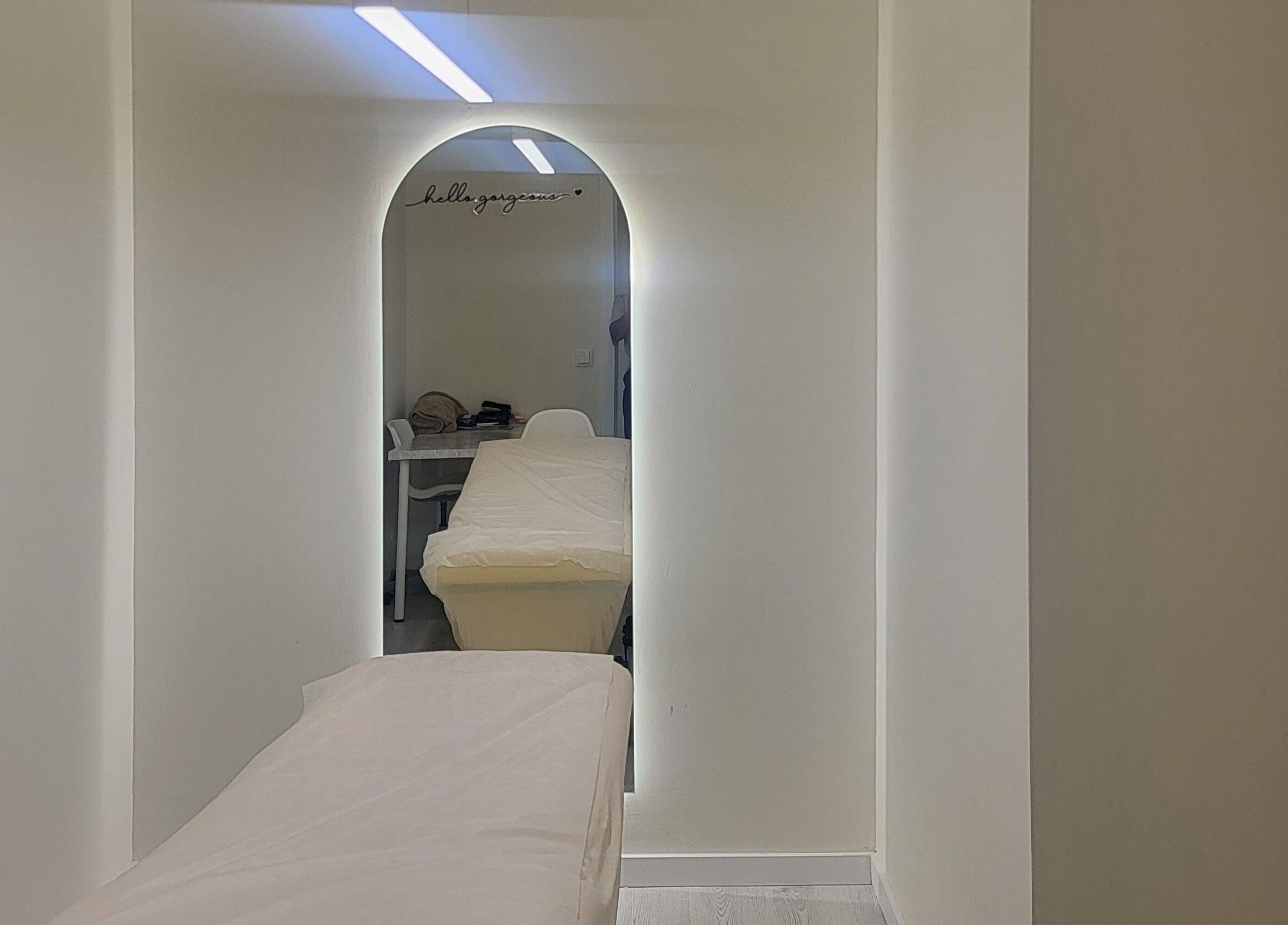 Sala de tratamento acolhedora na C'alma Clinic & Academy, Montijo, Setúbal, PT.