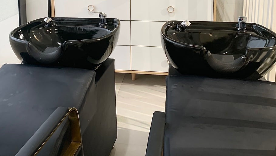 Elegant wash basin at Aurora Beauty Bay, Accra, Greater Accra Region, GH, offering premium hair care services.