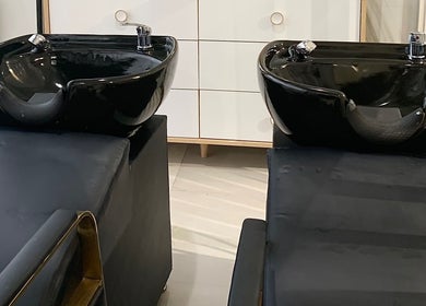 Elegant wash basin at Aurora Beauty Bay, Accra, Greater Accra Region, GH, offering premium hair care services.