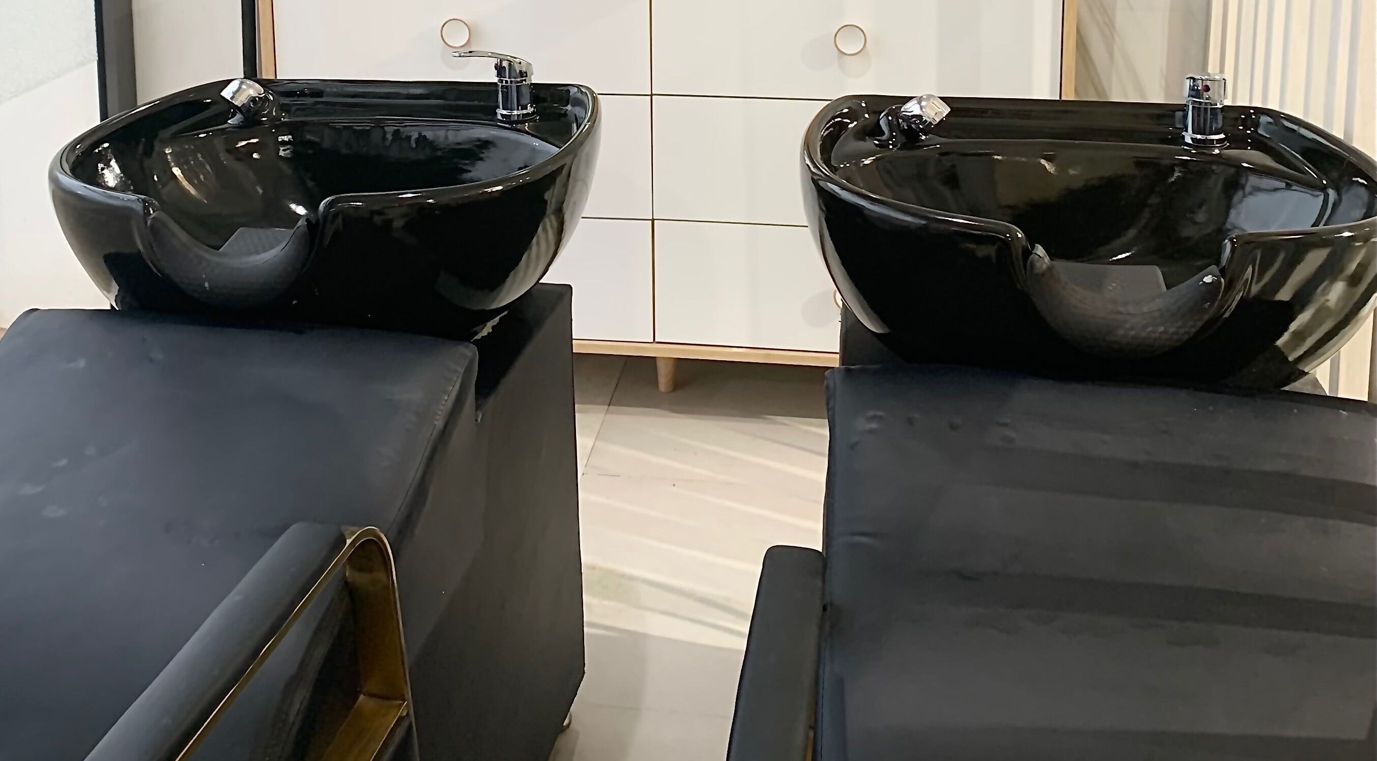 Elegant wash basin at Aurora Beauty Bay, Accra, Greater Accra Region, GH, offering premium hair care services.