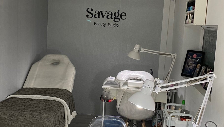 Sala de tratamientos en Savage Beauty Studio, Valparaíso, CL con camilla y equipo de belleza avanzada.