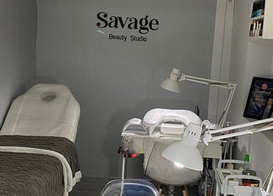 Sala de tratamientos en Savage Beauty Studio, Valparaíso, CL con camilla y equipo de belleza avanzada.