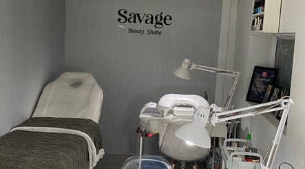 Sala de tratamientos en Savage Beauty Studio, Valparaíso, CL con camilla y equipo de belleza avanzada.