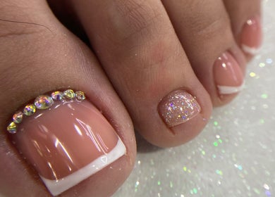 Arte de uñas francés con pedrería y brillo en Savage Beauty Studio, Valparaíso, Valparaíso, CL.