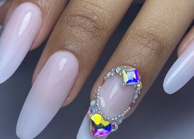 Uñas acrílicas decoradas con cristales en Savage Beauty Studio, Valparaíso, Valparaíso, CL.