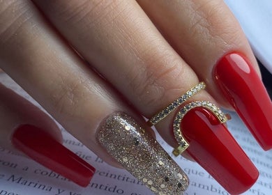 Uñas rojas y con brillo en Savage Beauty Studio, Valparaíso, Valparaíso, CL.