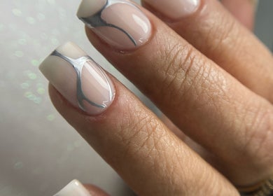 Manicura elegante con diseño plateado en Savage Beauty Studio, Valparaíso, Valparaíso, CL.