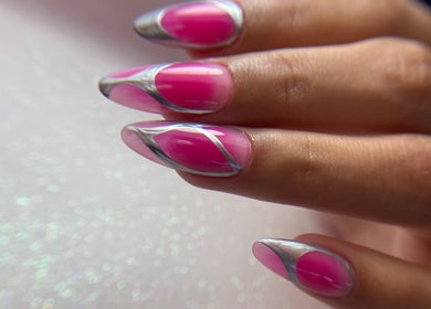 Manicura rosa con diseño metálico en Savage Beauty Studio, Valparaíso, Valparaíso, CL.