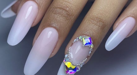 Hermosas uñas acrílicas con incrustaciones brillantes en Savage Beauty Studio, Valparaíso, Valparaíso, CL.