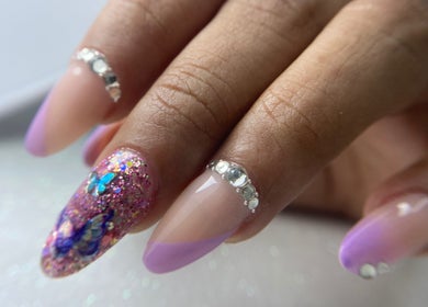 Diseño de uñas con brillo en Savage Beauty Studio en Valparaíso, Valparaíso, CL, realzado con mariposas y gemas.