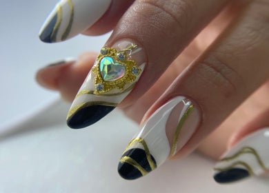 Diseño de uñas negro y dorado en Savage Beauty Studio, Valparaíso, Valparaíso, CL.