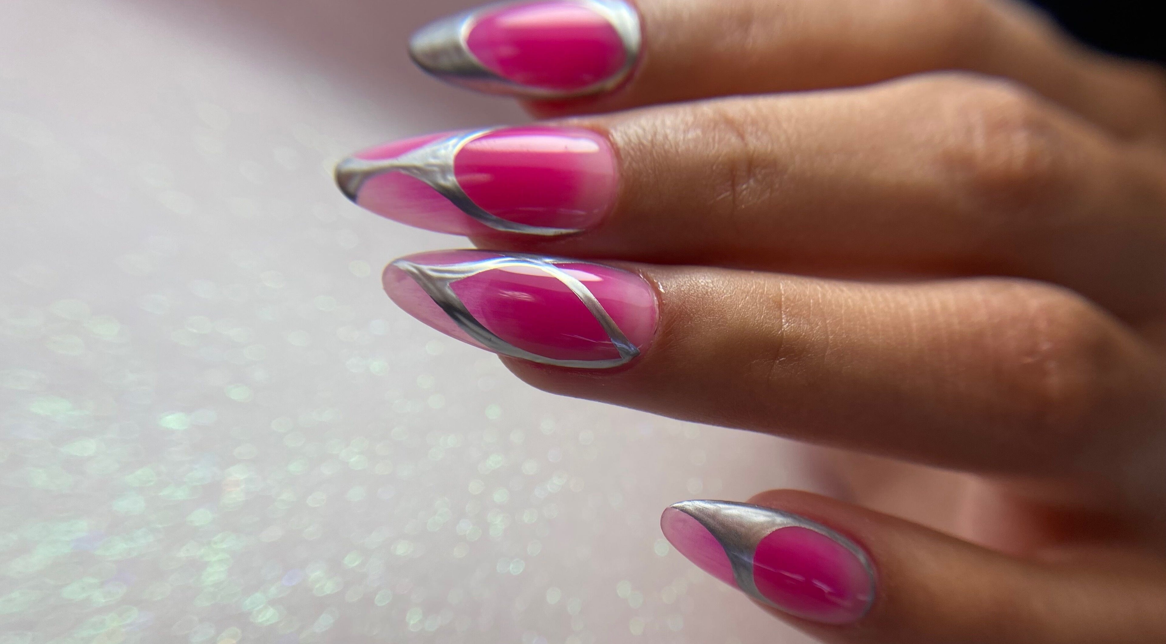 Diseño de uñas futurista en Savage Beauty Studio, Valparaíso, Valparaíso, CL, con tonos rosados y plateados.