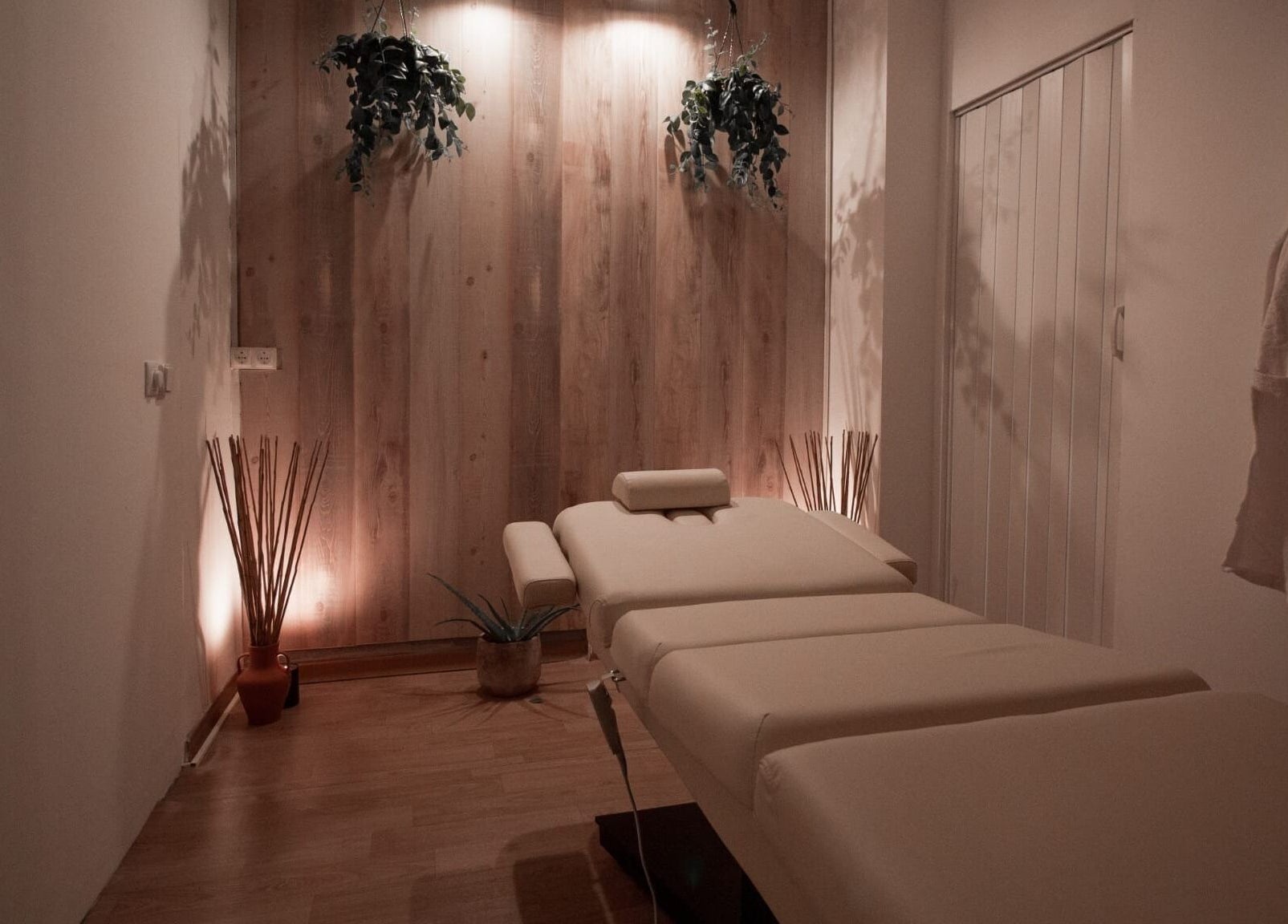 Sala de tratamiento en Mímate Estética Avanzada, Torredembarra, Catalunya, ES con cama de masaje y decoración serena.